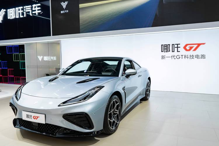 广州96哪吒汽车在智能汽车领域的表现，领途汽车在新能源汽车市场中的影响力